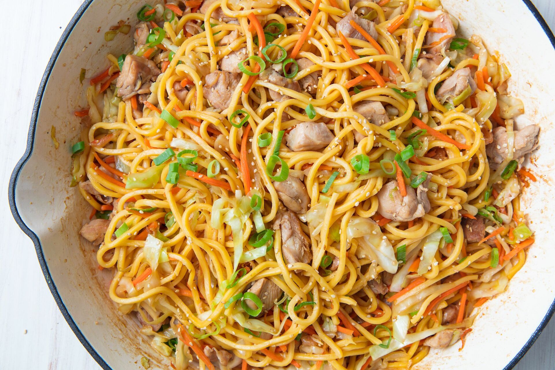 Spaghetti saltati con pollo e verdure (Chow Mein)